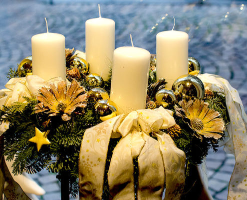 Handgefertigter Adventskranz mit weissen Kerzen und Tannenzweigen aus Düsseldorf