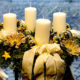Handgefertigter Adventskranz mit weissen Kerzen und Tannenzweigen aus Düsseldorf