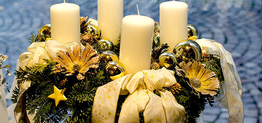 Handgefertigter Adventskranz mit weissen Kerzen und Tannenzweigen aus Düsseldorf
