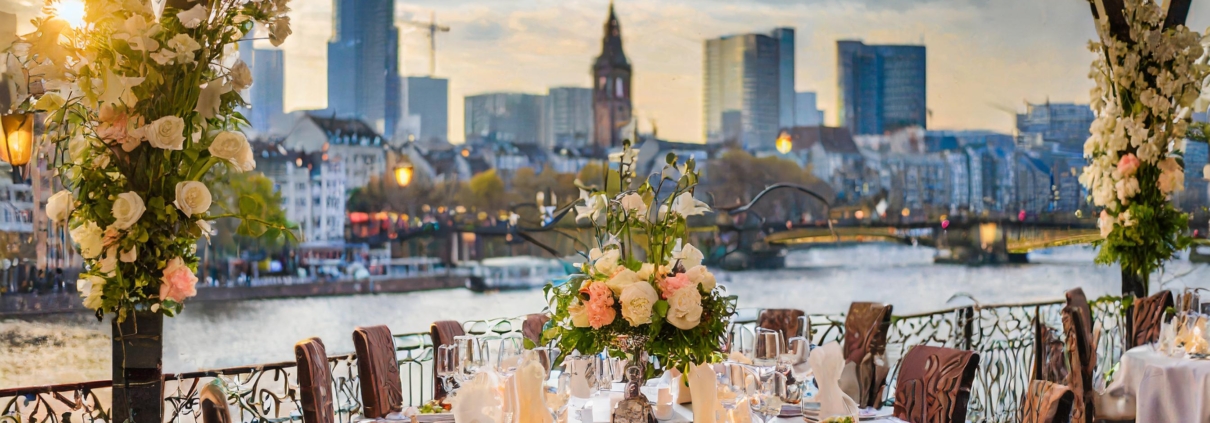 Hochzeitsrestaurants Frankfurt", "Blumendekoration Hochzeit", "exklusive Hochzeitsfeier Frankfurt"